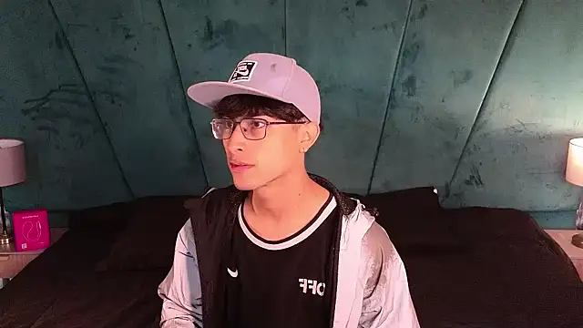 Aaron Eze online show from 04/12/26, 12:32