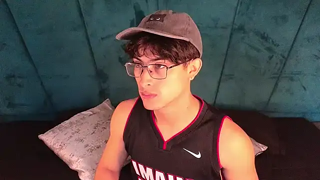 Aaron Eze online show from 05/05/26, 01:08