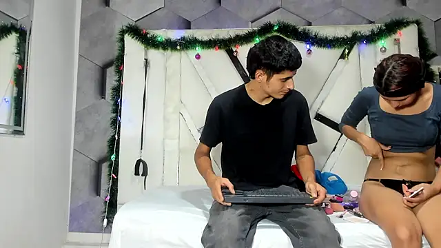 Snapshot of NicollAndJulian chatting on 11/28/25, 01:14 NicollAndJulian online show from 11/28/25, 01:14