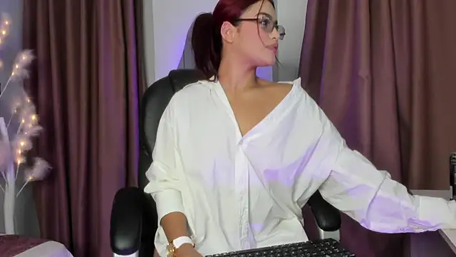Snapshot of camila__bouzas chatting on 03/27/26, 11:32 camila bouzas online show from 03/27/26, 11:32