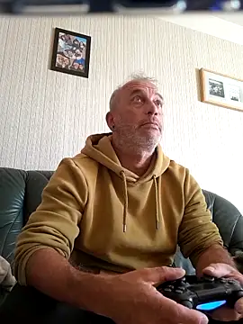 Snapshot of Ptitcouic chatting on 10/16/25, 01:45 Ptitcouic online show from 10/16/25, 01:45