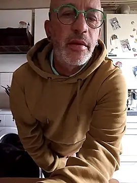 Snapshot of Ptitcouic chatting on 10/18/25, 08:04 Ptitcouic online show from 10/18/25, 08:04