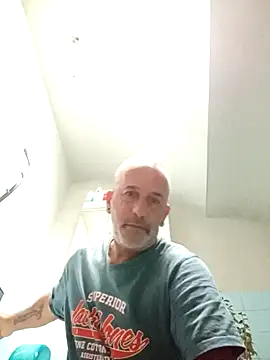 Snapshot of Ptitcouic chatting on 10/19/25, 08:26 Ptitcouic online show from 10/19/25, 08:26