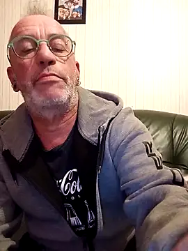 Snapshot of Ptitcouic chatting on 10/24/25, 07:21 Ptitcouic online show from 10/24/25, 07:21