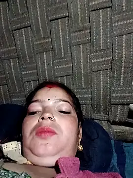 Snapshot of M-MAYA chatting on 11/18/25, 11:37 M-MAYA online show from 11/18/25, 11:37