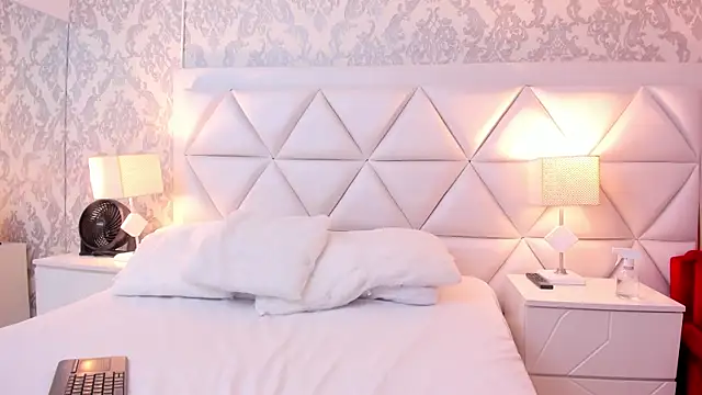 AnnyeWatson online show from 12/21/25, 01:40