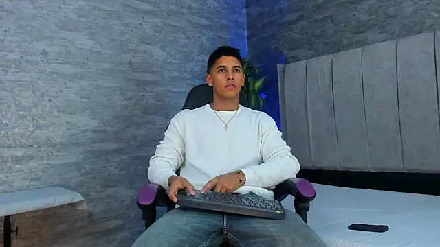 Zayne cross online show from 10/17/25, 05:43
