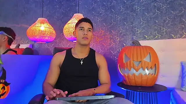 Zayne cross online show from 10/24/25, 05:26