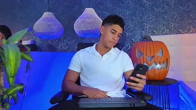 Zayne cross online show from 10/25/25, 05:26