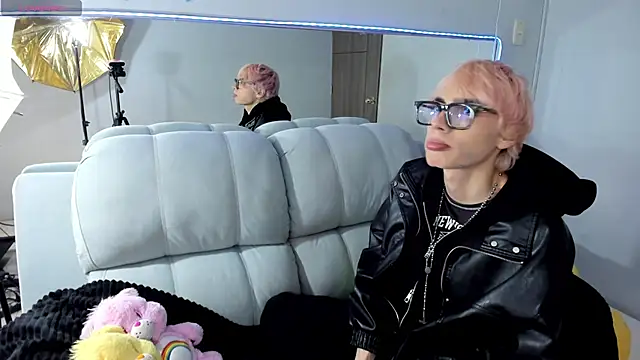 Strawberry Kitty  online show from 10/28/25, 02:09