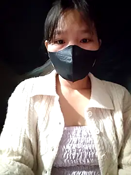 linh-miu99 online show from 12/18/25, 04:57