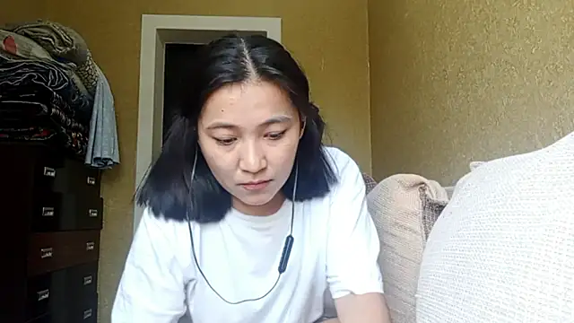 LinneaHyles online show from 10/31/25, 05:30