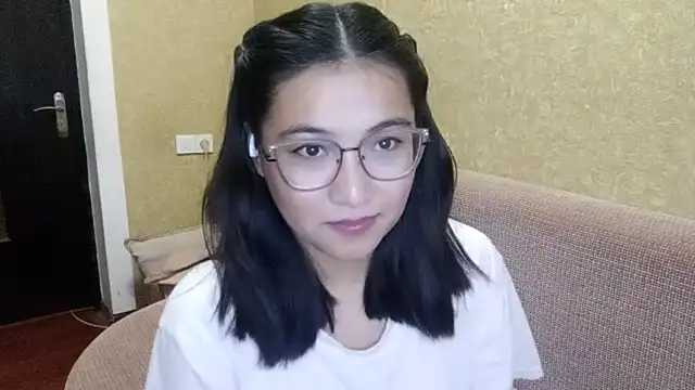 LinneaHyles online show from 12/03/25, 01:42