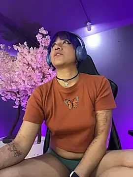 LuanEter online show from 11/30/25, 02:21