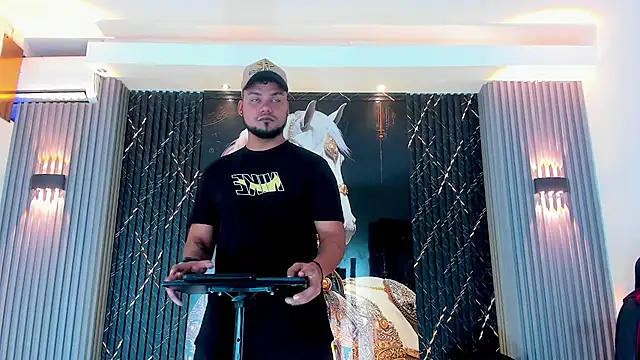 handsome boys22 online show from 10/18/25, 12:17