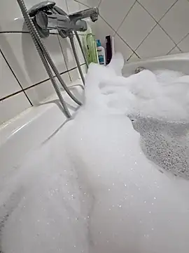 Snapshot of 16enes16 chatting on 12/18/25, 05:52 16enes16 online show from 12/18/25, 05:52