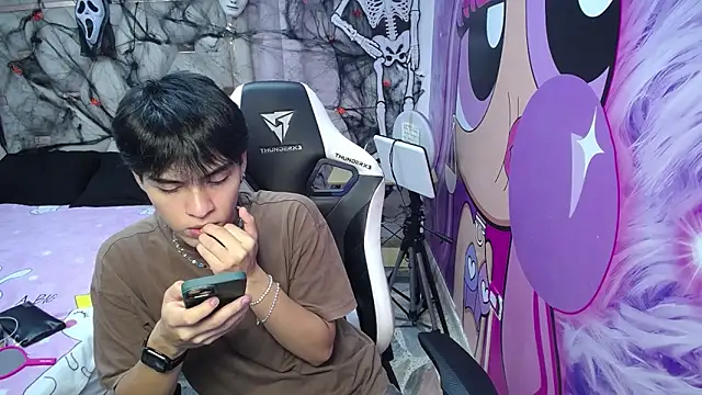 hyun jin  online show from 10/24/25, 08:27