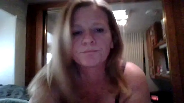 Snapshot of EazyEMLXL chatting on 11/10/25, 07:57 EazyEMLXL online show from 11/10/25, 07:57