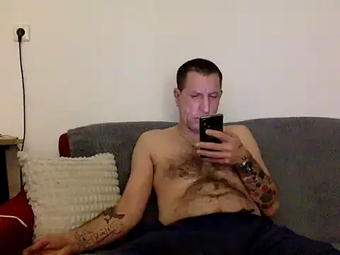 Snapshot of Filip_76 chatting on 11/25/25, 04:51 Filip 76 online show from 11/25/25, 04:51