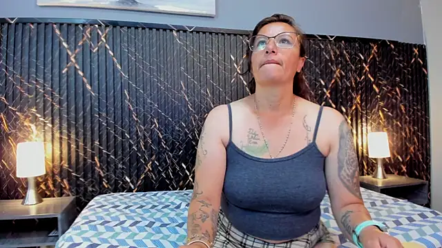 alice h4rt online show from 11/08/25, 12:49