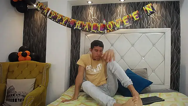 Snapshot of Gabo_Ember chatting on 10/21/25, 02:01 Gabo Ember online show from 10/21/25, 02:01