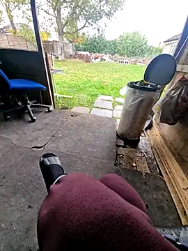 Snapshot of bbyxklaus chatting on 10/28/25, 01:47 bbyxklaus online show from 10/28/25, 01:47