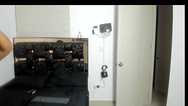 Snapshot of bicthxhard chatting on 10/30/25, 04:25 bicthxhard online show from 10/30/25, 04:25