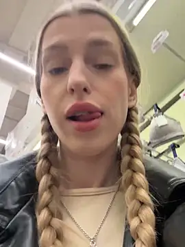 kira mia online show from 12/19/25, 03:41