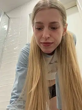 kira mia online show from 04/18/26, 07:29