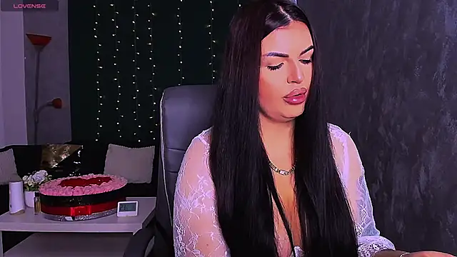 RheaLynn online show from 11/17/25, 10:04