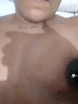 Snapshot of Jennyy31 chatting on 12/17/25, 01:33 Jennyy31 online show from 12/17/25, 01:33