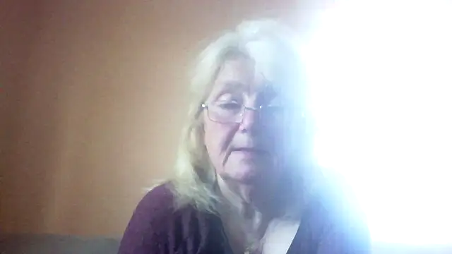 Snapshot of AmyLove353 chatting on 04/28/26, 04:28 AmyLove353 online show from 04/28/26, 04:28