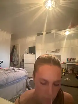 Snapshot of DaisyLoverxox chatting on 10/31/25, 04:52 DaisyLoverxox online show from 10/31/25, 04:52