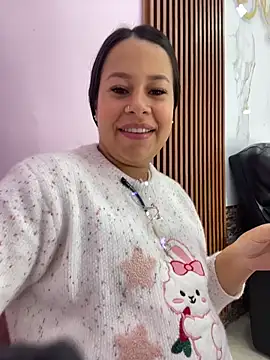 Snapshot of PaulaCruz01 chatting on 02/13/26, 07:10 PaulaCruz01 online show from 02/13/26, 07:10