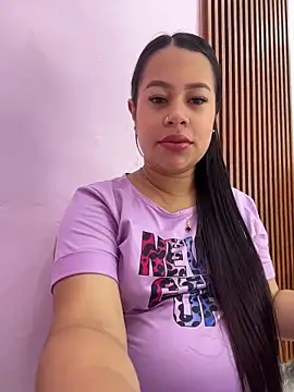Snapshot of PaulaCruz01 chatting on 02/14/26, 06:59 PaulaCruz01 online show from 02/14/26, 06:59