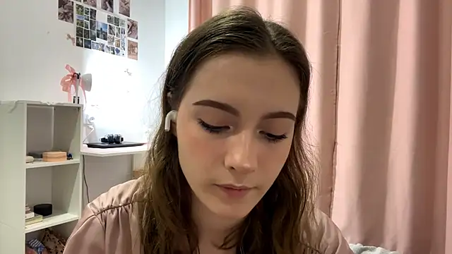 Snapshot of Kira_Sanders chatting on 10/23/25, 07:12 Kira Sanders online show from 10/23/25, 07:12
