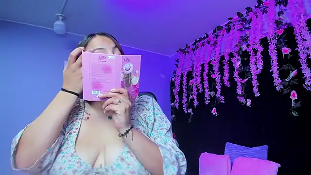 Gabyy Cooper  online show from 11/21/25, 11:25