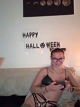 AlyssaSchwarz online show from 10/31/25, 06:42