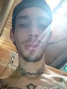 Snapshot of Leonel18cm chatting on 10/25/25, 01:35 Leonel18cm online show from 10/25/25, 01:35