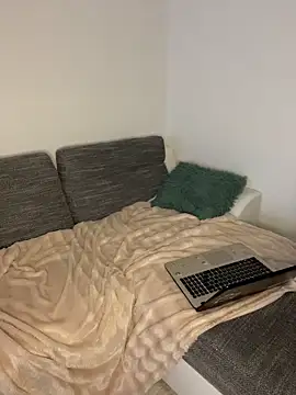 EllaMoonlight online show from 12/17/25, 10:10