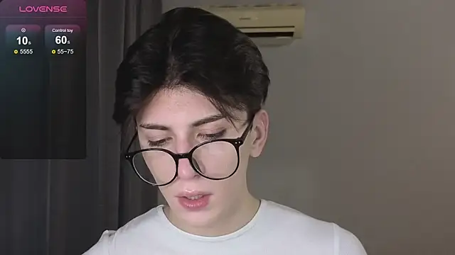 Oliver star boy  online show from 11/26/25, 02:40