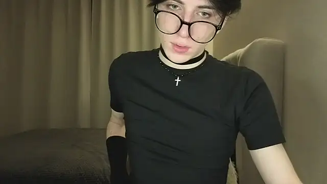 Snapshot of Oliver_star_boy_ chatting on 02/10/26, 05:28 Oliver star boy online show from 02/10/26, 05:28