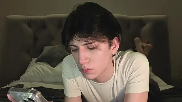 Snapshot of Oliver_star_boy_ chatting on 02/11/26, 05:18 Oliver star boy online show from 02/11/26, 05:18