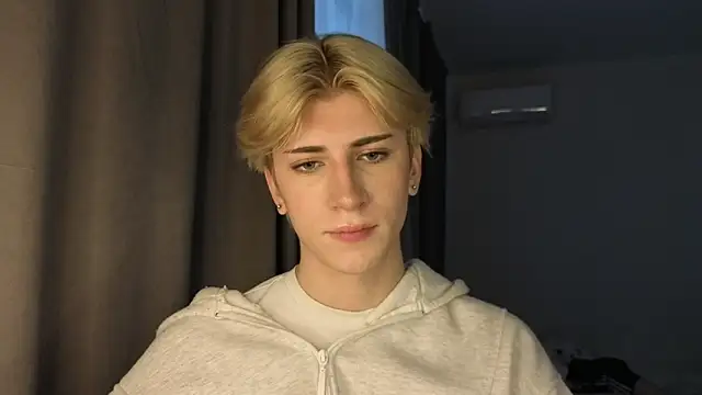 Snapshot of Oliver_star_boy_ chatting on 05/25/26, 12:11 Oliver star boy online show from 05/25/26, 12:11