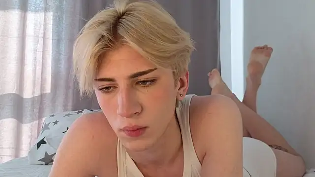 Snapshot of Oliver_star_boy_ chatting on 05/26/26, 04:41 Oliver star boy online show from 05/26/26, 04:41