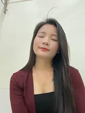 Bee Yellow00 online show from 10/25/25, 04:20