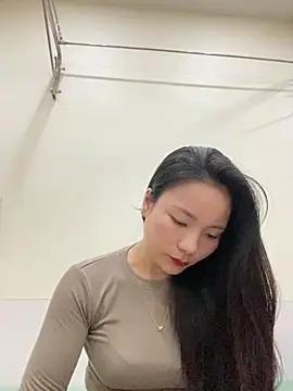 Bee Yellow00 online show from 11/11/25, 04:23