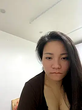 Bee Yellow00 online show from 11/21/25, 05:55