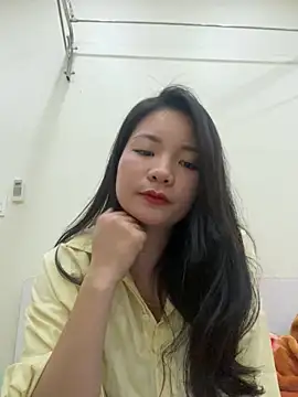 Bee Yellow00 online show from 12/19/25, 05:36