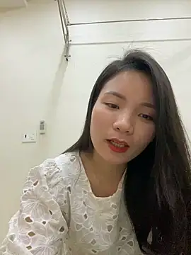 Bee Yellow00 online show from 12/22/25, 05:48